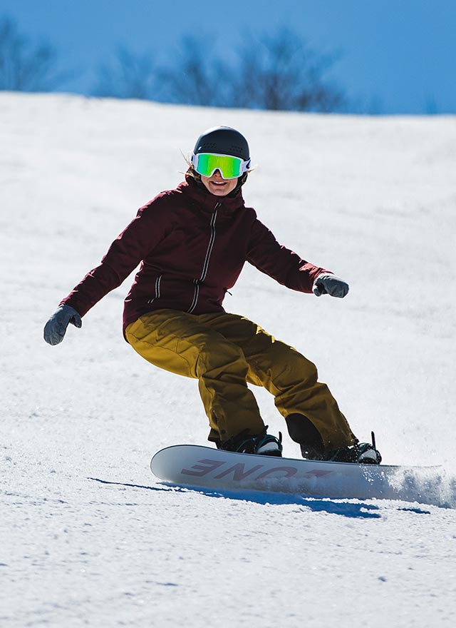Femme qui fait de la planche à neige 