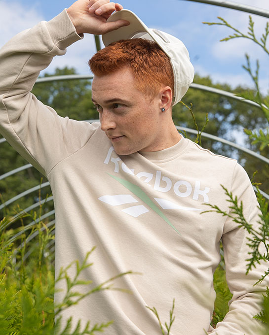 Jeune homme qui porte un hoodie reebok 