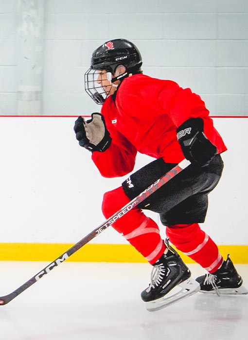 Homme qui fait du Hockey avec tout l'équipement nécessaire