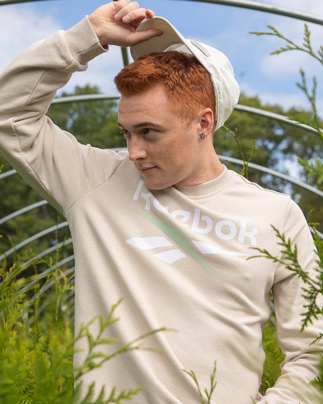 Jeune homme qui porte un hoodie reebok 