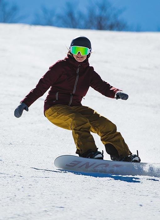 Femme qui fait de la planche à neige 