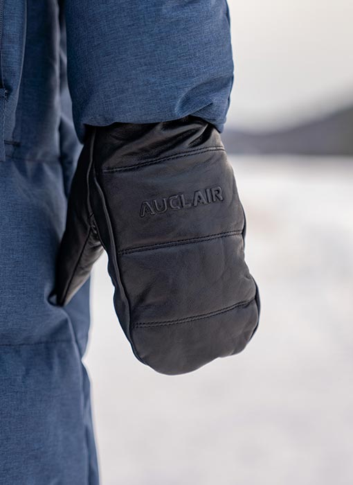 Personne qui porte des mitaines en cuir Auclair