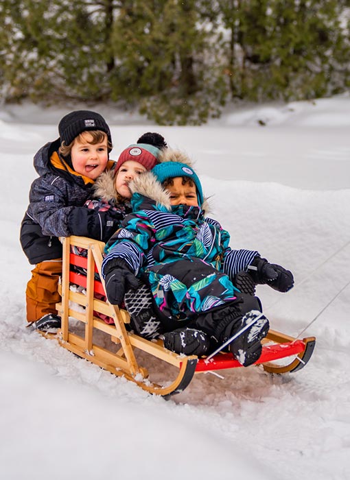 Enfants qui font du traîneau sur la neige