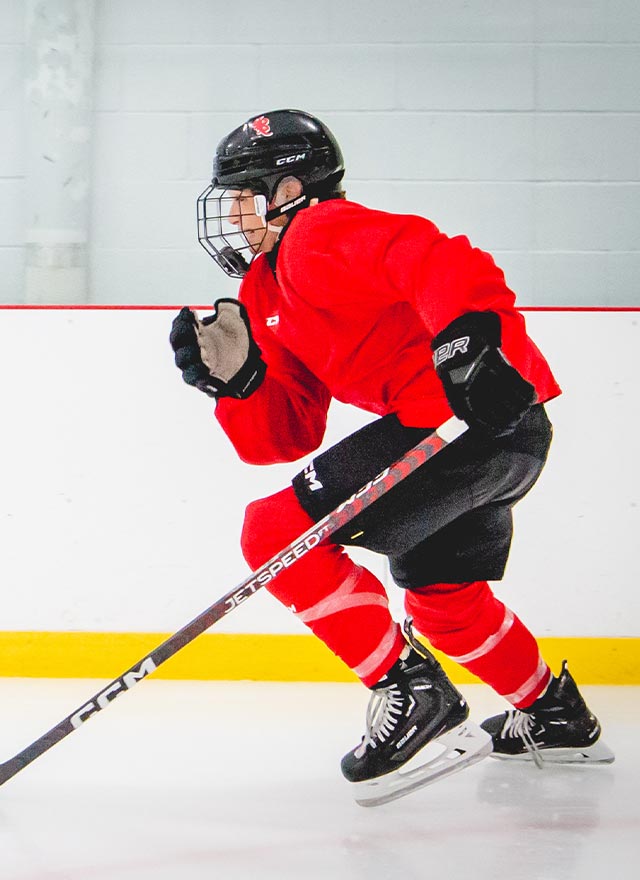 Homme qui fait du Hockey avec tout l'équipement nécessaire