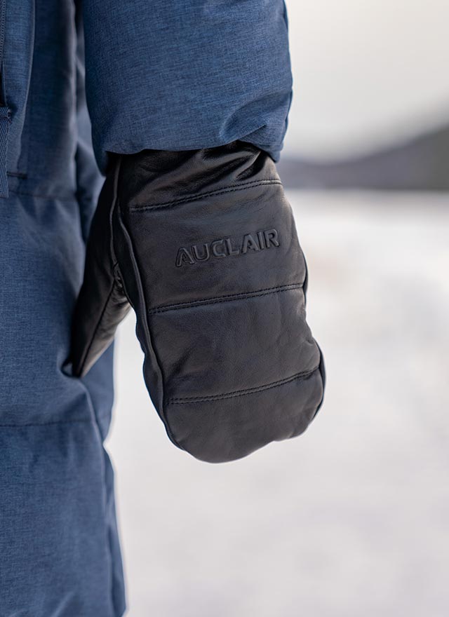 Personne qui porte des mitaines en cuir Auclair