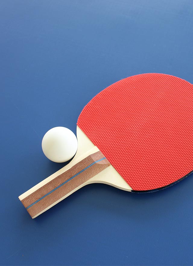 Raquette et balle de ping-pong rouge